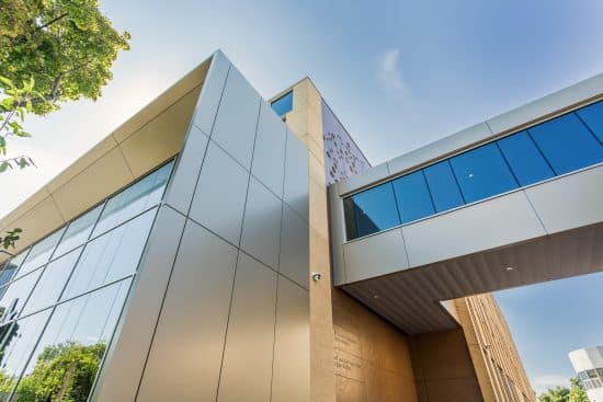 1. École Herzliah - Panneaux d'aluminium anodisés