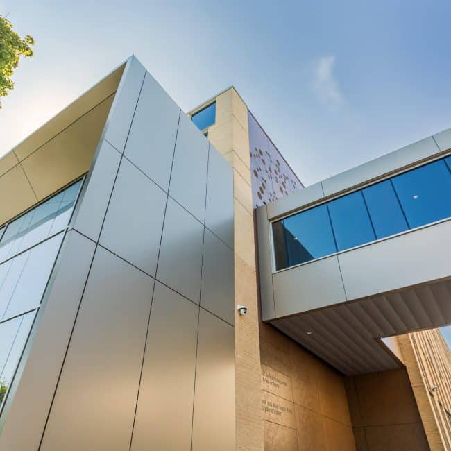 1. École Herzliah - Panneaux d'aluminium anodisés